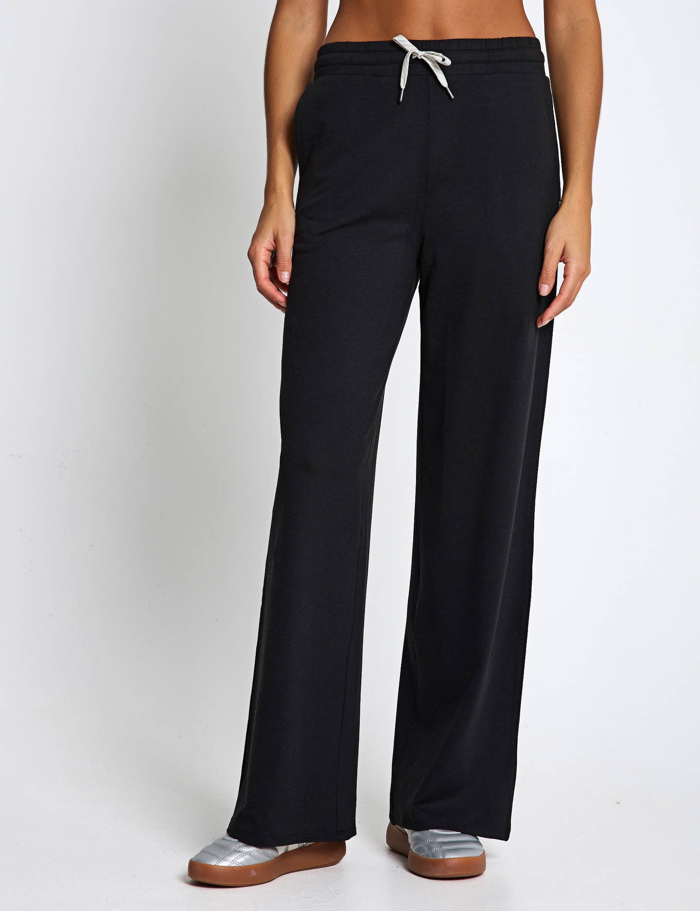 Vuori | Halo Essential Wideleg - Black Heather | The Sports Edit