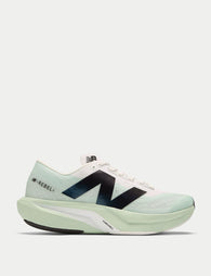 New Balance FuelCell Rebel V4 ホワイト スニーカー New Balance FuelCell Rebel V4 - Boost Your Running