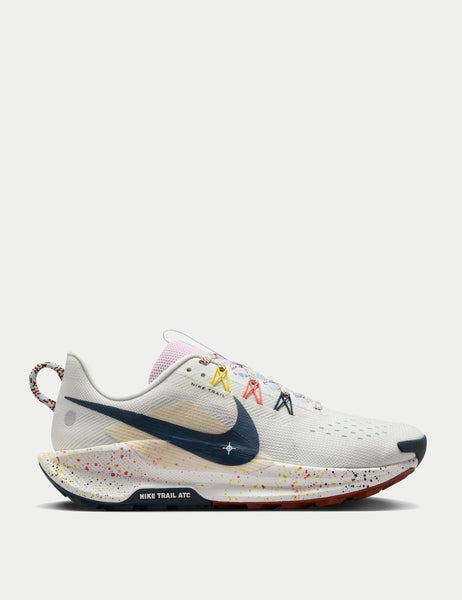 【Nike】Pegasus Trail 5 Summit White Football Grey Nike Pegasus Trail 5 (Summit White/ Football Grey/ Pink Foam