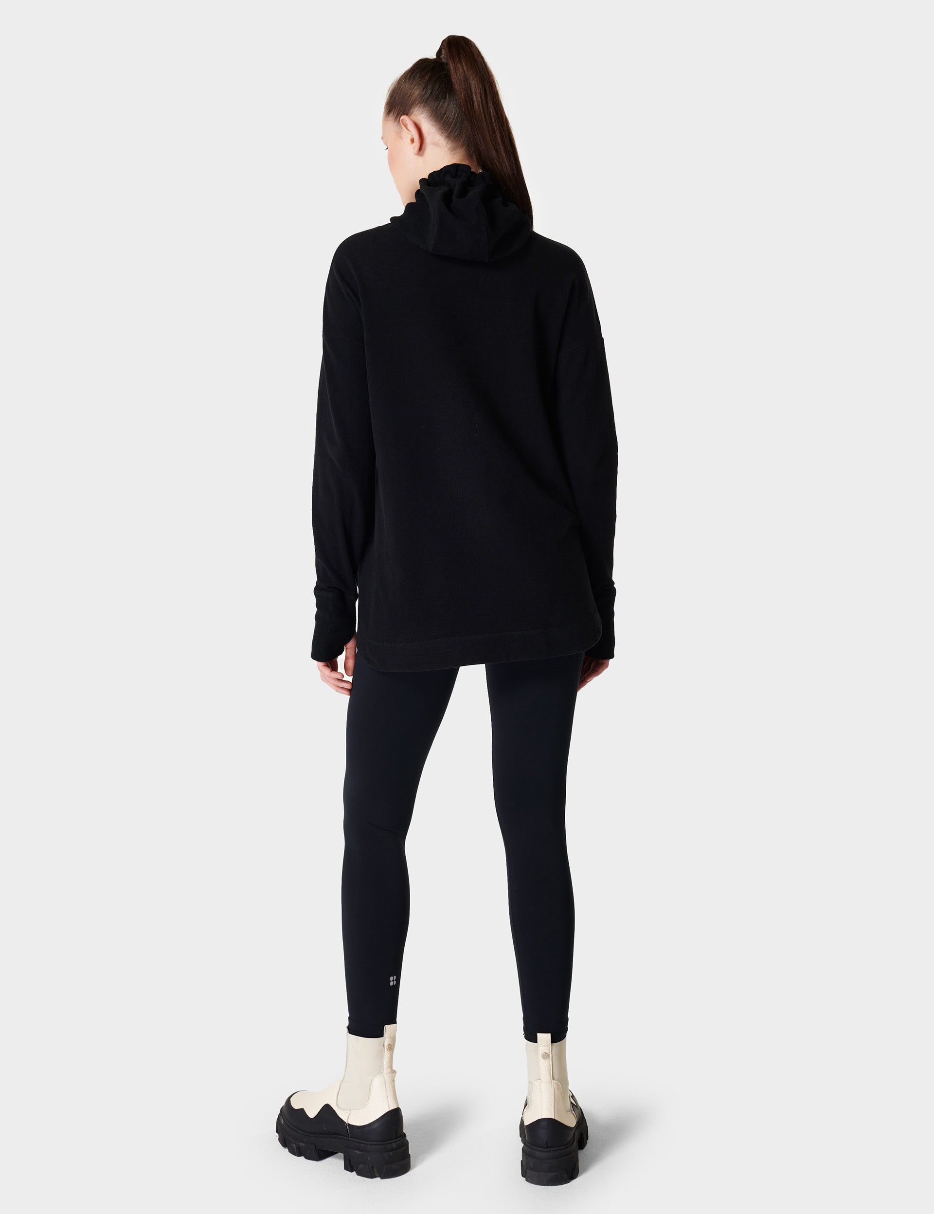 Une maquette en noir et blanc d'un pull avec un sweat à capuche qui dit Une maquette en noir et blanc d'un pull avec un sweat à capuche qui dit