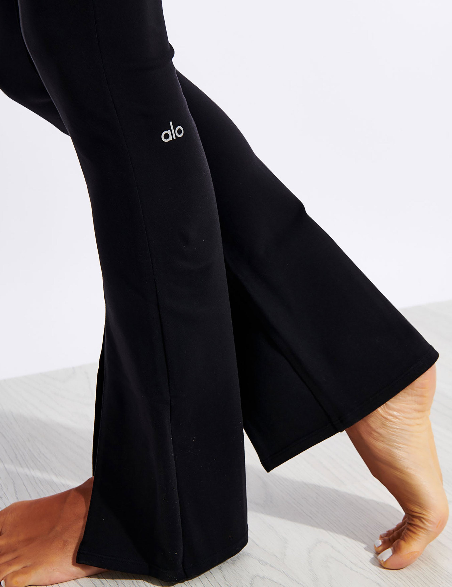 Alo Yoga SMALL Airbrush High-Waist Flutter Legging - Black