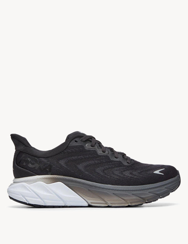 HOKA | Arahi 6 Shoes - Black/White | The Sports Edit